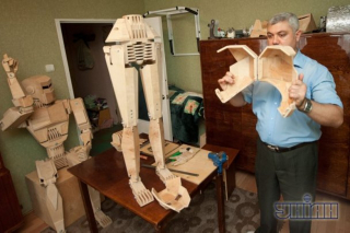 Illustration for article titled A life-sized Cylon made out of wood